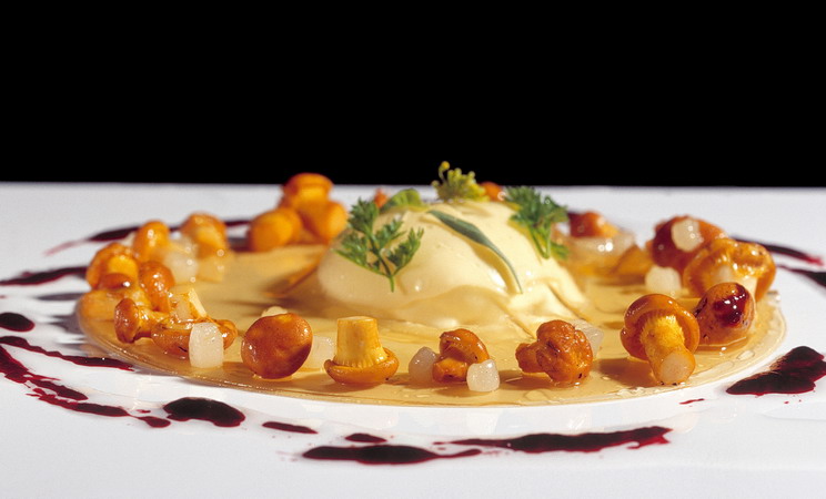 Giant ravioli with rossinyols and blackcurrant