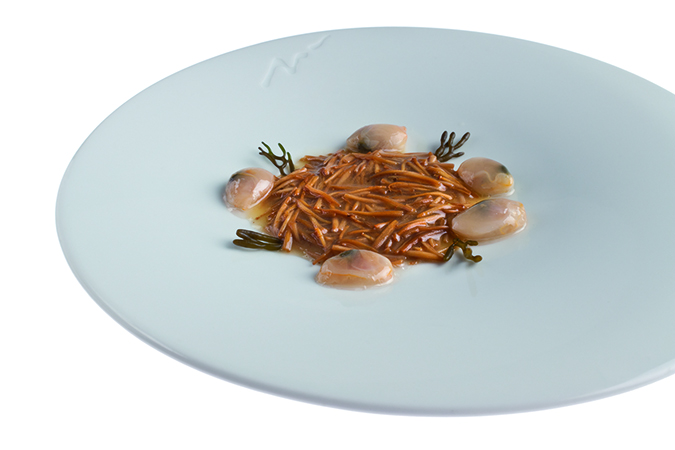 Golden enoki fideuà with coquina clams